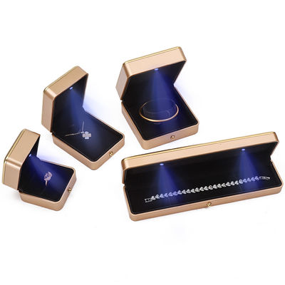 Logotipo personalizado Light Gold LED Jewelry Box Para Bracelet Necklace Brilhantes Anel de embalagem