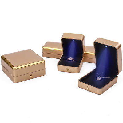 Logotipo personalizado Light Gold LED Jewelry Box Para Bracelet Necklace Brilhantes Anel de embalagem