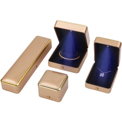 Logotipo personalizado Light Gold LED Jewelry Box Para Bracelet Necklace Brilhantes Anel de embalagem
