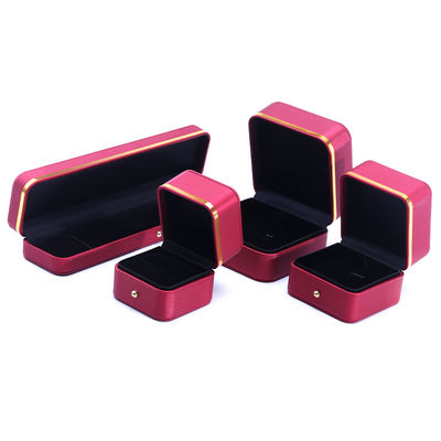 comprar Caixa de jóias de couro de qualidade vermelha para o mais novo estilo de pulseira retangular colarinho relógio presente online manufacture