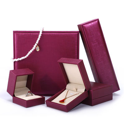 China fabricação atacado Luxury Jewelry Caixa de embalagem Custom high end Necklace Bracelet Orifício Anel Embalagem rosa Vermelho Pu Couro Caixa de jóias com logotipo