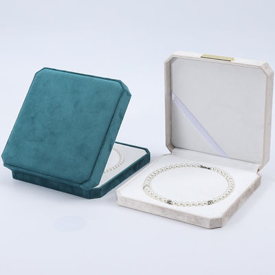 Caixa de armazenamento de colar de pérola de veludo de cores múltiplas com escudo de ouro