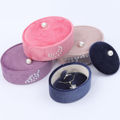 comprar Caixa de anéis de veludo mini oval personalizada, Caixa de armazenamento de anéis com ornamento de pérolas online manufacture