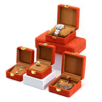 comprar Embalagem de armazenamento de joias de luxo de veludo vermelho suave e elegante com fecho de fivela de ouro online manufacture