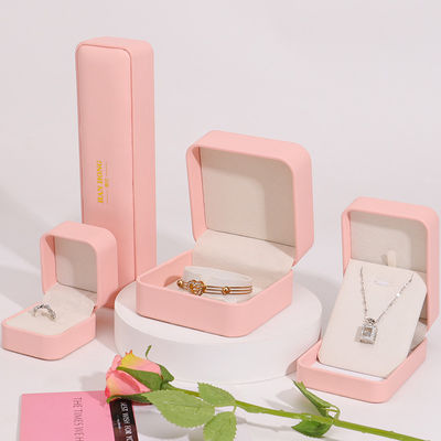 Fabricação por atacado Premium Jewelry Caixa de embalagem Logotipo personalizado Custom Necklace Pulseira Brincos Anel Embalagem Rosa Couro Caixa de jóias