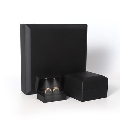 China fabricação por atacado de alta qualidade Led caixa de joias Embalagem Colar Pulseira Anel Caixa de joias Logotipo personalizado High End Preto Plástico Led Caixa de joias com Luz