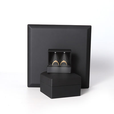 China fabricação por atacado de alta qualidade Led caixa de joias Embalagem Colar Pulseira Anel Caixa de joias Logotipo personalizado High End Preto Plástico Led Caixa de joias com Luz