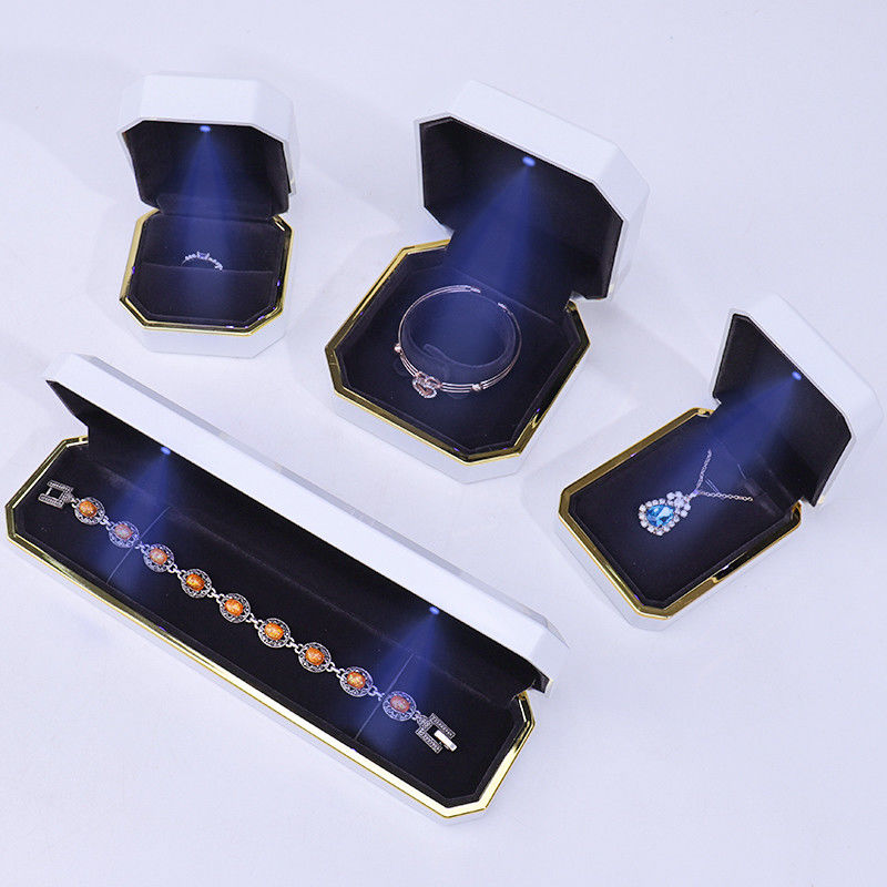Custom Logo Light Jewelry Gift Box for Bracelet Earrings Pendant Velvet Necklace Ring Material feito à mão
