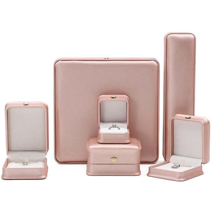 Logotipo personalizado Caixa de jóias Rosa de ouro Design de coroa de couro para anéis Brincos e colares
