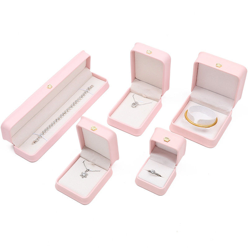10*10*5cm Caixa de jóias de couro rosa para pulseiras de coroa Pendentes e anéis Logotipo personalizado