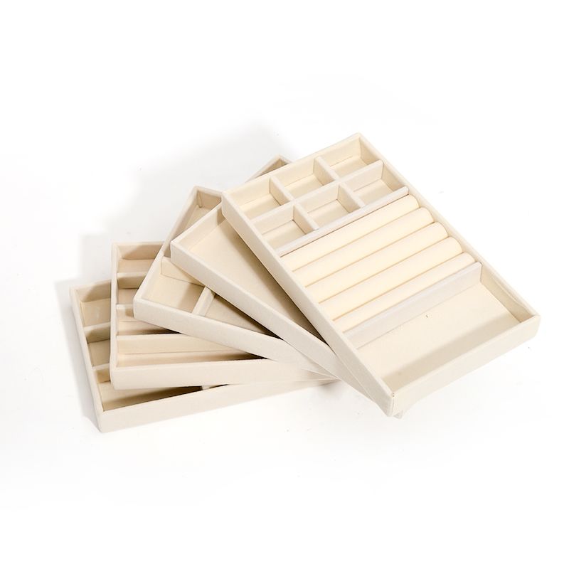 Bandejas de joias de veludo bege luxuosas personalizáveis OEM, expositor de joias para anel, pulseira e colar