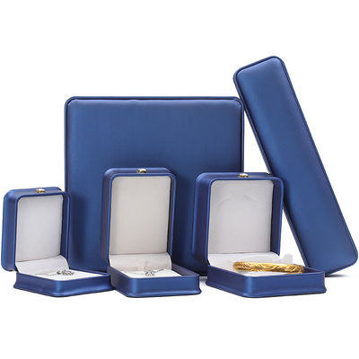 Pacote de jóias mais recente Caixa de jóias de coroa de couro azul para pulseira pendente colar de anel