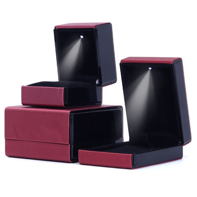 Hanhong Custom Logo LED Light Jewelry Box para Bracelets Necklaces e Anéis em Couro