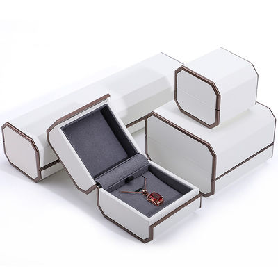 Pacote de jóias de couro PU branco para anéis de tamanho personalizado colares e pulseiras